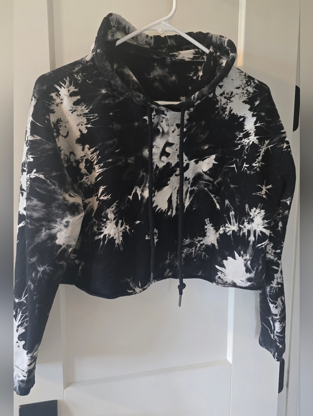One ❤️ Clothing Cropped Black and White Tie-Dye Hoodie Top Size: S
